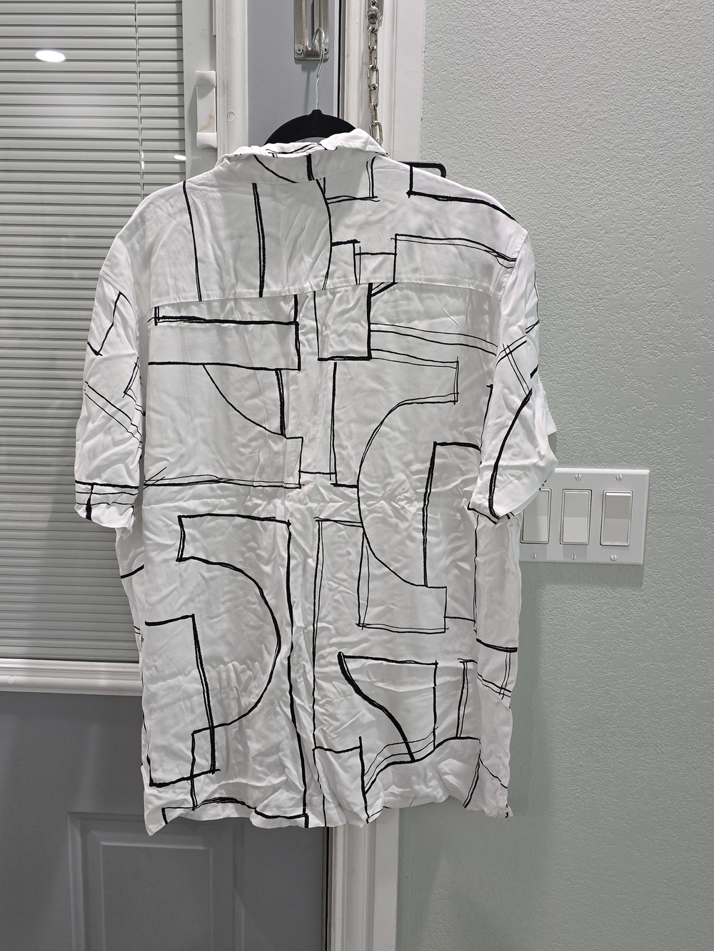 Men's White Short-Sleeve Button-Down Shirt with Black Geometric Print - Picture 3 of 4